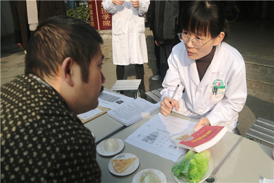 健康中國行在行動(dòng) 綿陽市中醫(yī)醫(yī)院開展合理膳食義診咨詢活動(dòng)